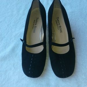 Taryn Rose Size 8 Black Suede Pumps